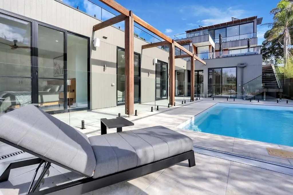 Holiday home Beachfront Escape - 6 Bedroom, Pool & Beach Access Merimbula