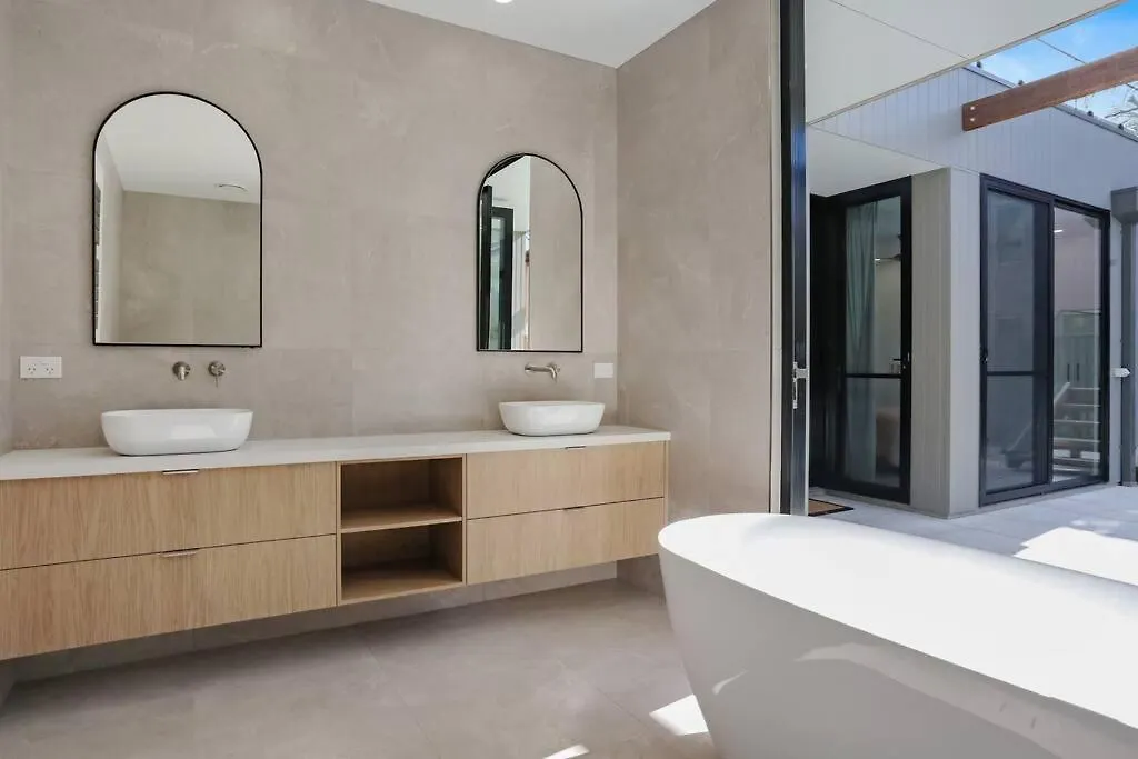 Beachfront Escape - 6 Bedroom, Pool & Beach Access Merimbula 0*,