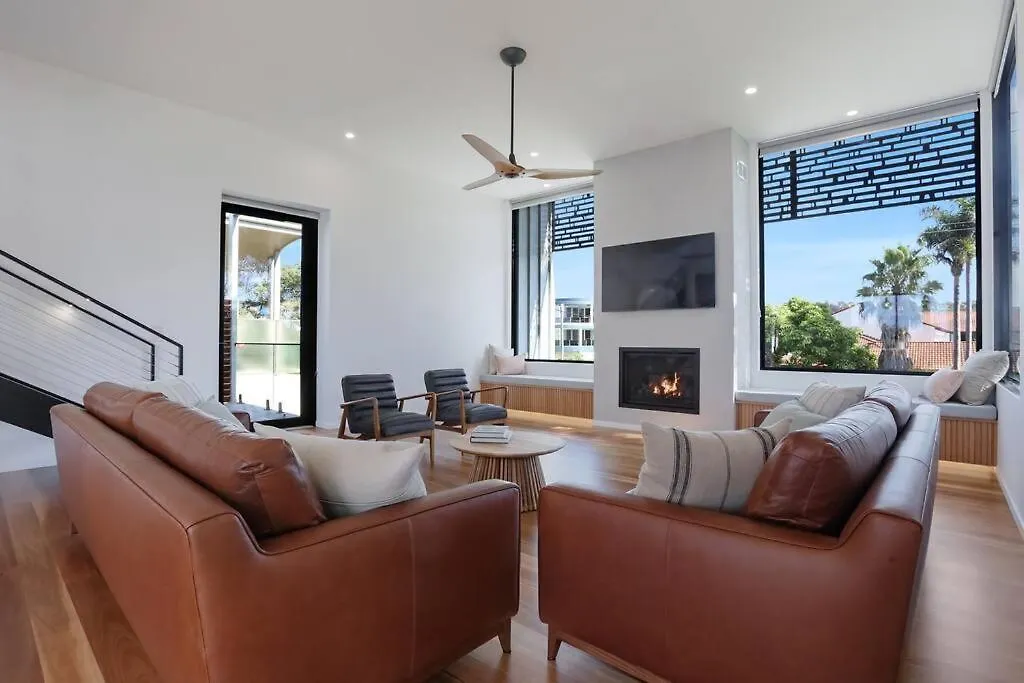 Semesterbostad Beachfront Escape - 6 Bedroom, Pool & Beach Access Merimbula