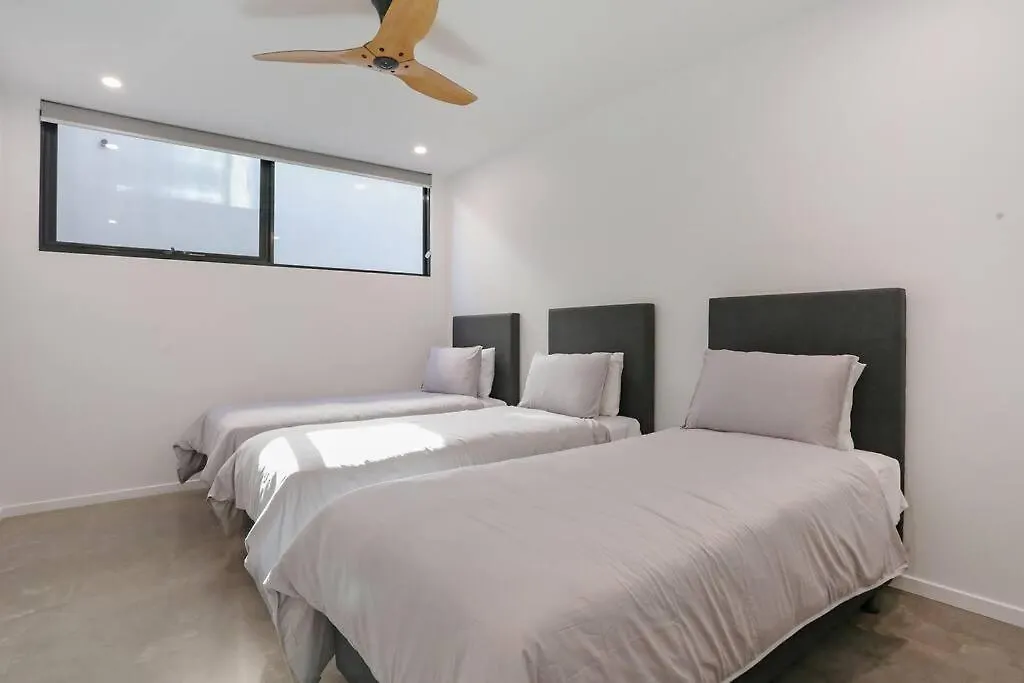 Beachfront Escape - 6 Bedroom, Pool & Beach Access Merimbula Semesterbostad